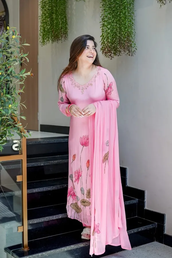 Floral_Embroidered_Chinon_Kurta_Trouser_&_Dupatta_Set