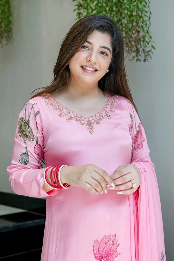 Floral_Embroidered_Chinon_Kurta_Trouser_&_Dupatta_Set