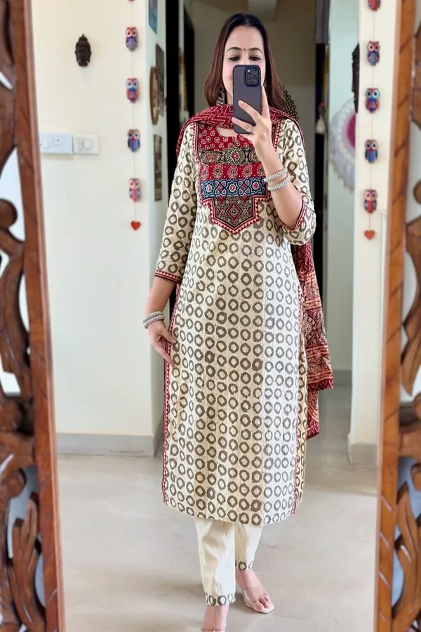 Floral_Embroidered_Muslin_Kurta_Trouser_&_Dupatta_Set