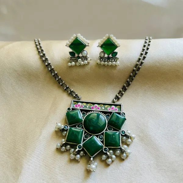 Emerald_Green_Brass_Necklace_For_Women_|_Anti-Tarnish