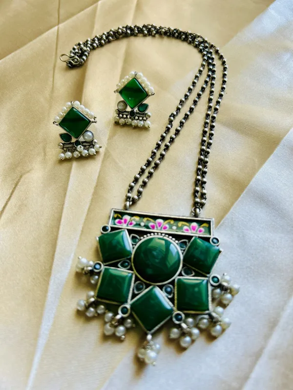 Emerald_Green_Brass_Necklace_For_Women_|_Anti-Tarnish