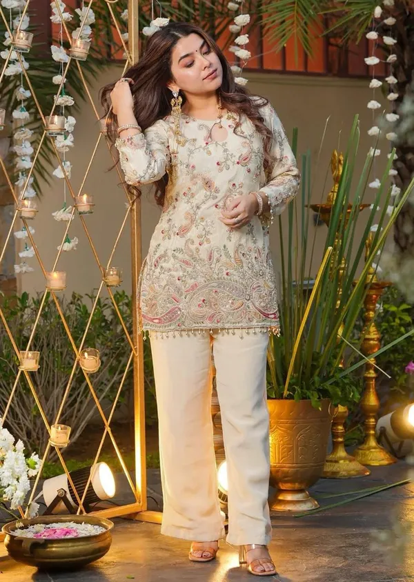 White_French_Crepe_Kurti_With_Pants_Set_For_Women
