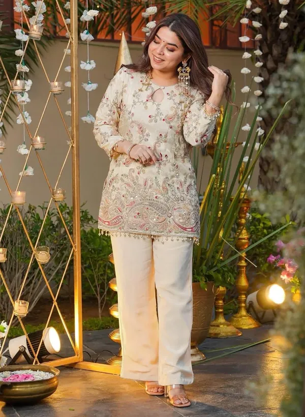 White_French_Crepe_Kurti_With_Pants_Set_For_Women