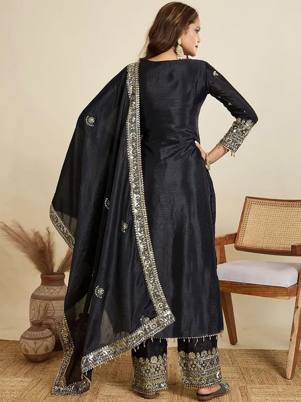 Black_Silk_Pakistani_Suit_Set_For_Women