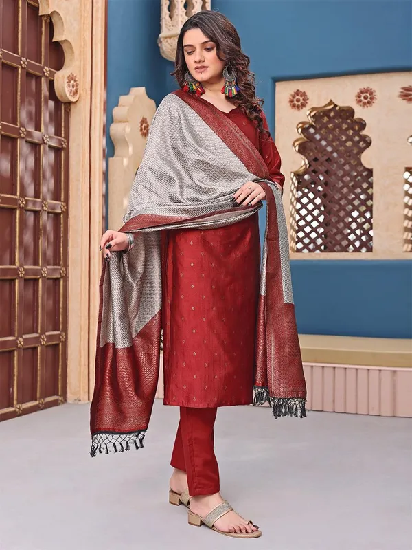 Red_Mix_Rayon_Suit_Set_For_Women