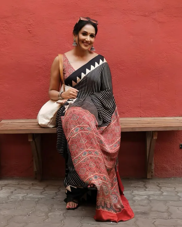 Black_&_Coral_Pink_Designer_Cotton_Saree_with_Striped_Print