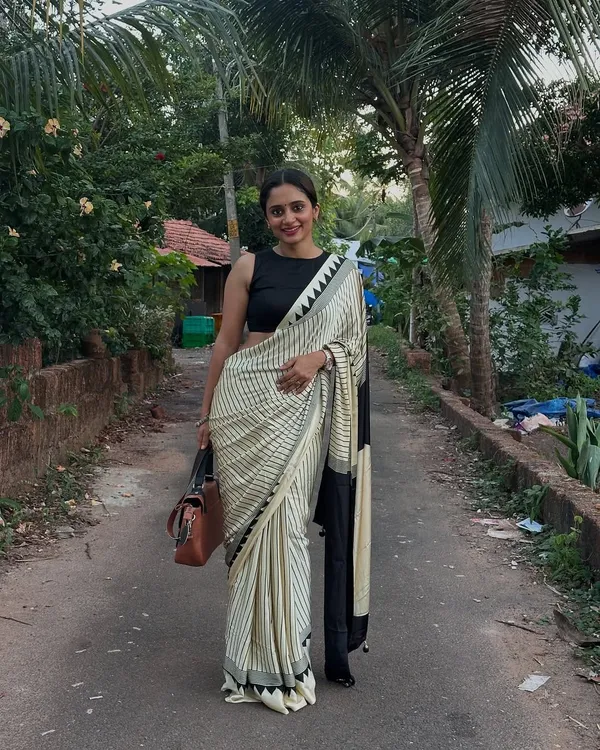 Black_&_White_Striped_Saree_With_Contrast_Geometric_Border