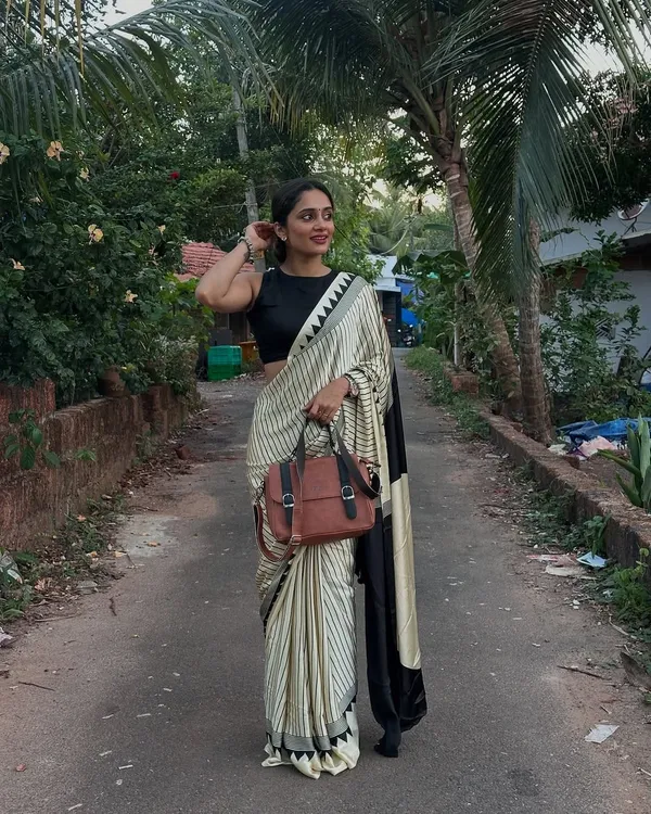 Black_&_White_Striped_Saree_With_Contrast_Geometric_Border