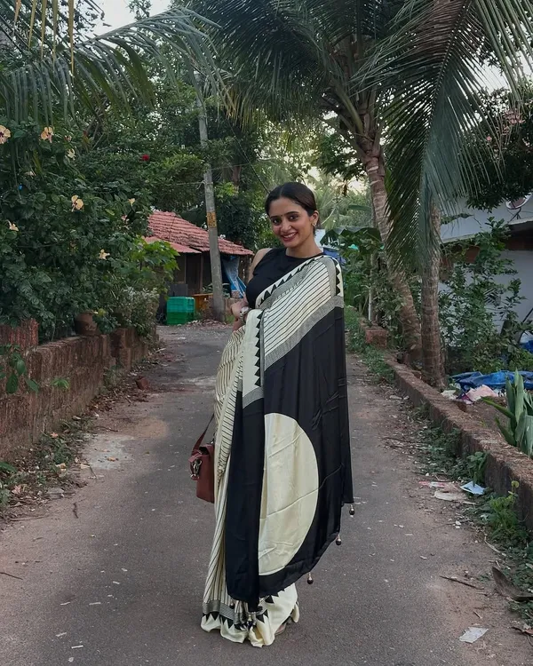 Black_&_White_Striped_Saree_With_Contrast_Geometric_Border
