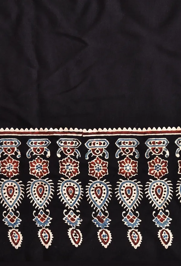 Elegant_Black_&_Ivory_Traditional_Printed_Saree