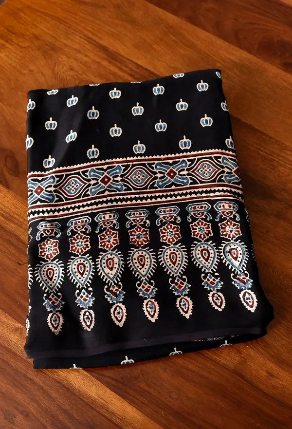 Elegant_Black_&_Ivory_Traditional_Printed_Saree