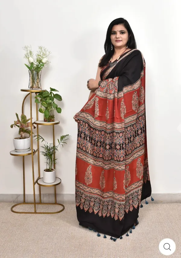 Elegant_Black_&_Rust_Traditional_Printed_Saree