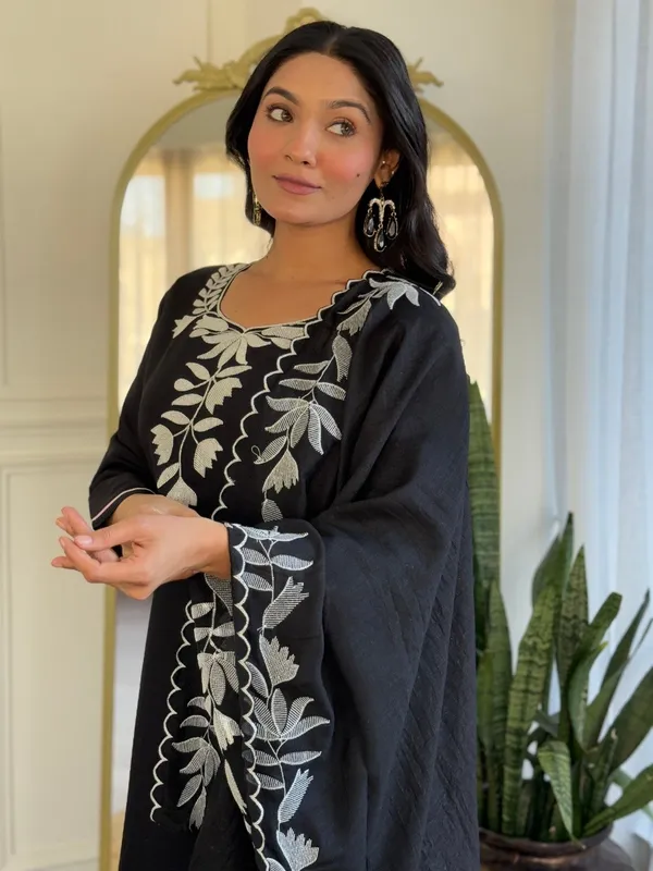 Midnight_Elegance_Black_Embroidered_Kurta_Set_With_Dupatta