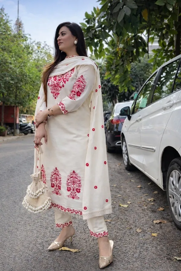 Women_Embroidered_Straight_Kurta_Set_With_Dupatta_(Cream_&_Red)