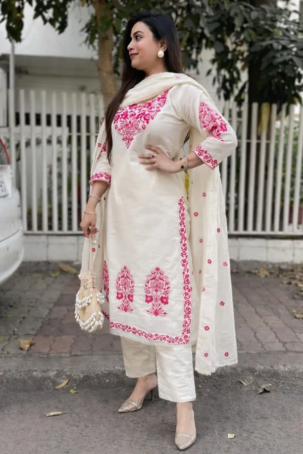 Women_Embroidered_Straight_Kurta_Set_With_Dupatta_(Cream_&_Red)