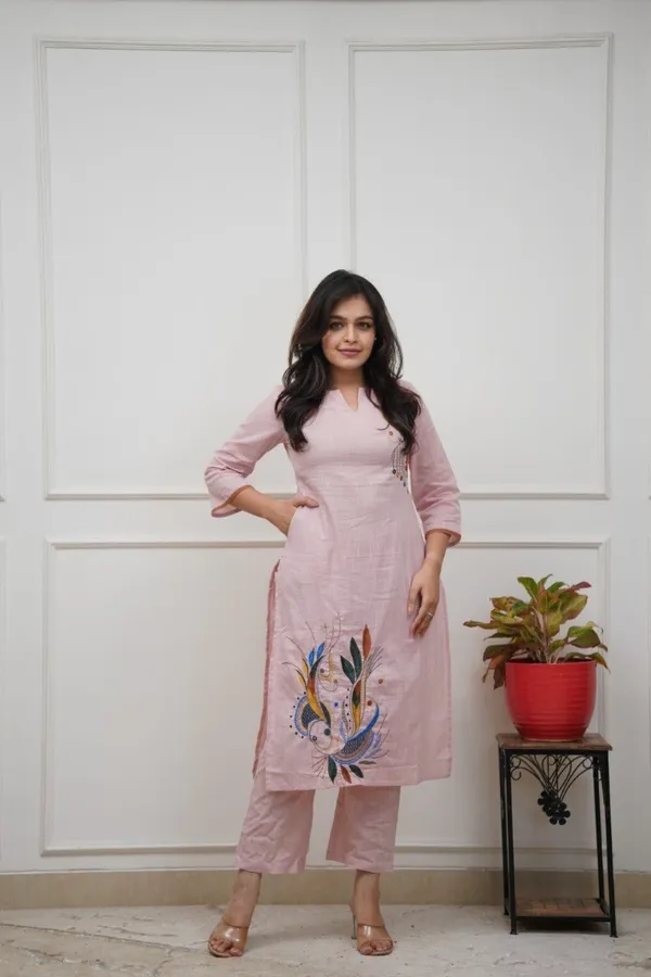 Women_Printed_Straight_Kurta_Set_With_Pants_(Pink)