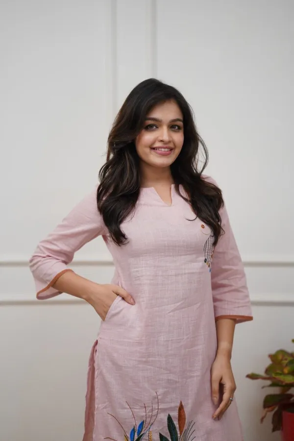 Women_Printed_Straight_Kurta_Set_With_Pants_(Pink)