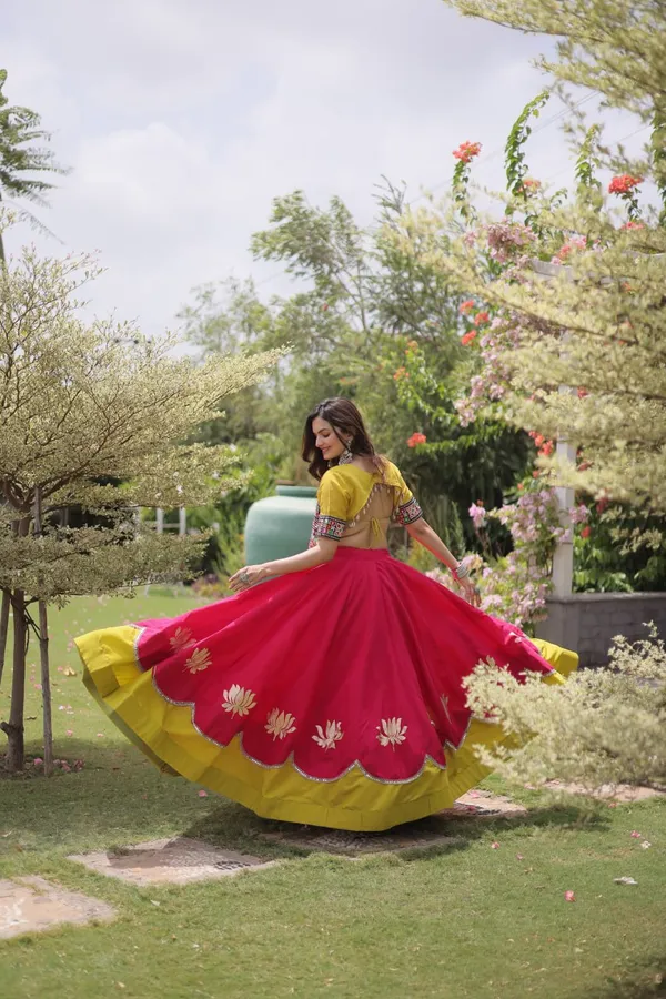 Women's_Embroidered_Crop_Top_&_Flared_Lehenga_Set_&_NAVRATRI_LEHENGA_CHOLI