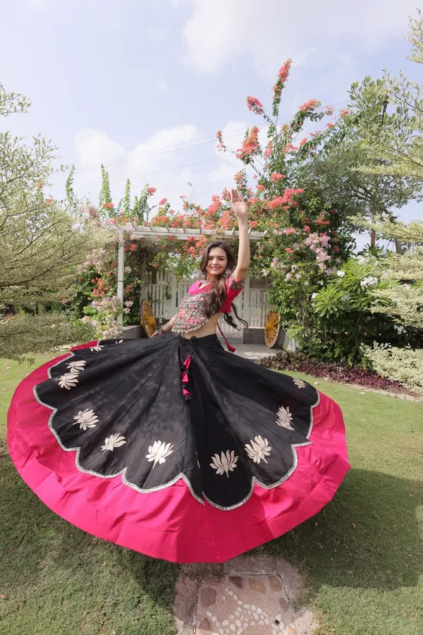 Women's_Embroidered_Crop_Top_&_Flared_Lehenga_Set_&_NAVRATRI_LEHENGA_CHOLI
