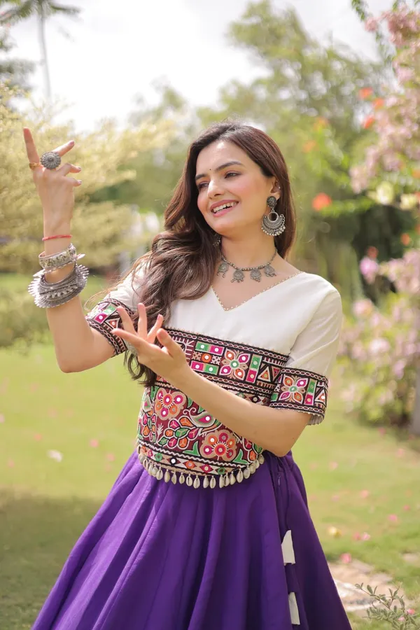 Women's_Embroidered_Crop_Top_&_Flared_Lehenga_Set_&_NAVRATRI_LEHENGA_CHOLI