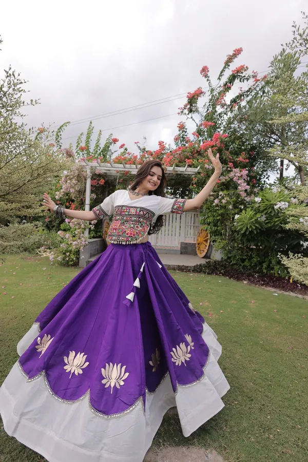 Women's_Embroidered_Crop_Top_&_Flared_Lehenga_Set_&_NAVRATRI_LEHENGA_CHOLI