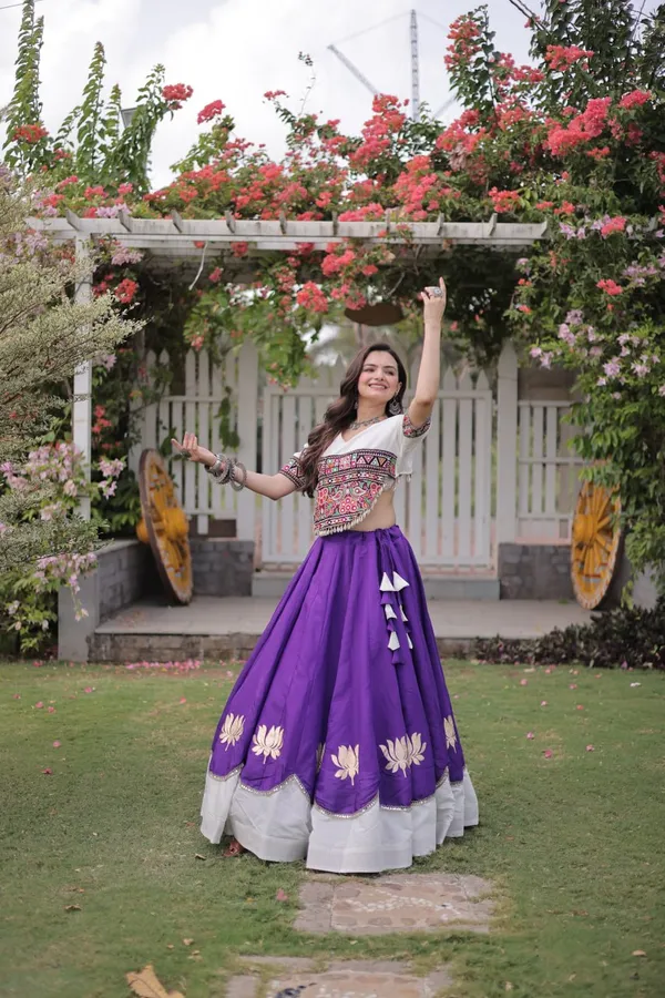 Women's_Embroidered_Crop_Top_&_Flared_Lehenga_Set_&_NAVRATRI_LEHENGA_CHOLI