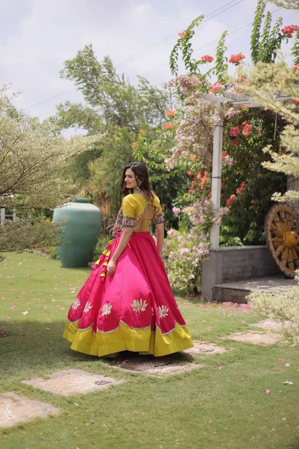 Women's_Embroidered_Crop_Top_&_Flared_Lehenga_Set_&_NAVRATRI_LEHENGA_CHOLI