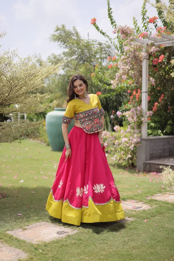 Women's_Embroidered_Crop_Top_&_Flared_Lehenga_Set_&_NAVRATRI_LEHENGA_CHOLI