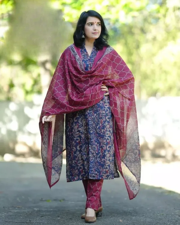 Women's_Navy_Blue_&_Magenta_Printed_Kurta_Pant_Set_with_Dupatta
