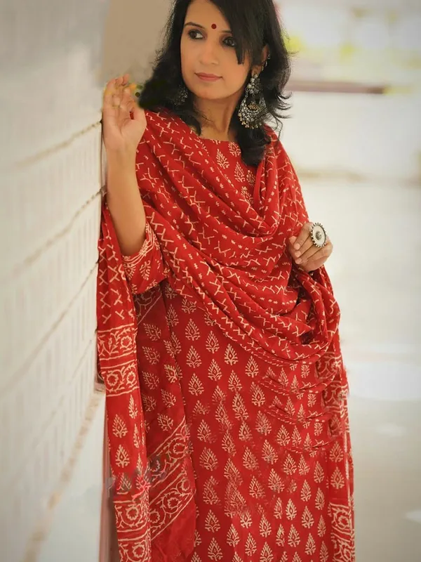Women's_Red_Rayon_Printed_Kurti_Pant_Dupatta_Set