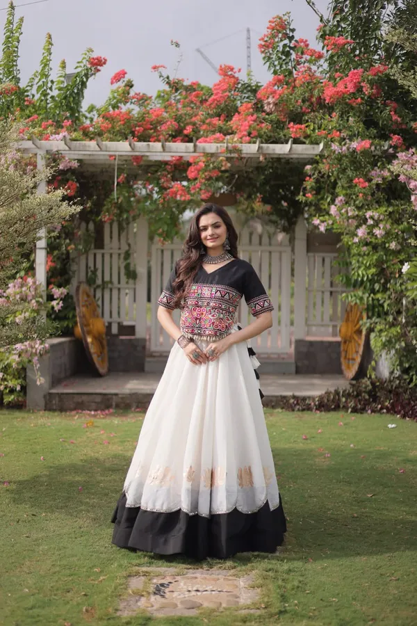 Women's_White_Flared_Cotton_Lehenga_with_Black_Border_&_Kutch_Embroidered_Blouse