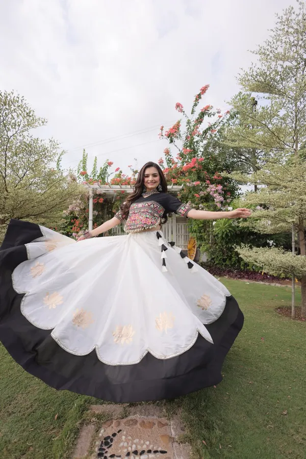 Women's_White_Flared_Cotton_Lehenga_with_Black_Border_&_Kutch_Embroidered_Blouse