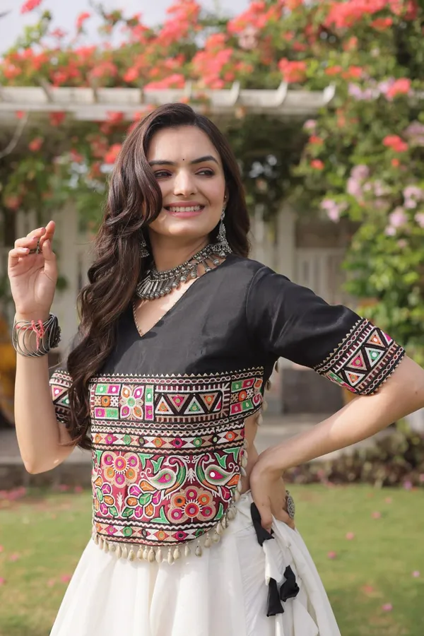 Women's_White_Flared_Cotton_Lehenga_with_Black_Border_&_Kutch_Embroidered_Blouse