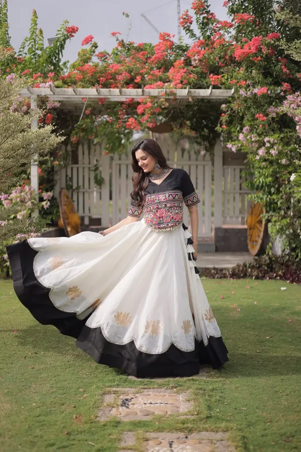 Women's_White_Flared_Cotton_Lehenga_with_Black_Border_&_Kutch_Embroidered_Blouse