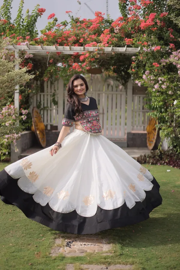 Women's_White_Flared_Cotton_Lehenga_with_Black_Border_&_Kutch_Embroidered_Blouse