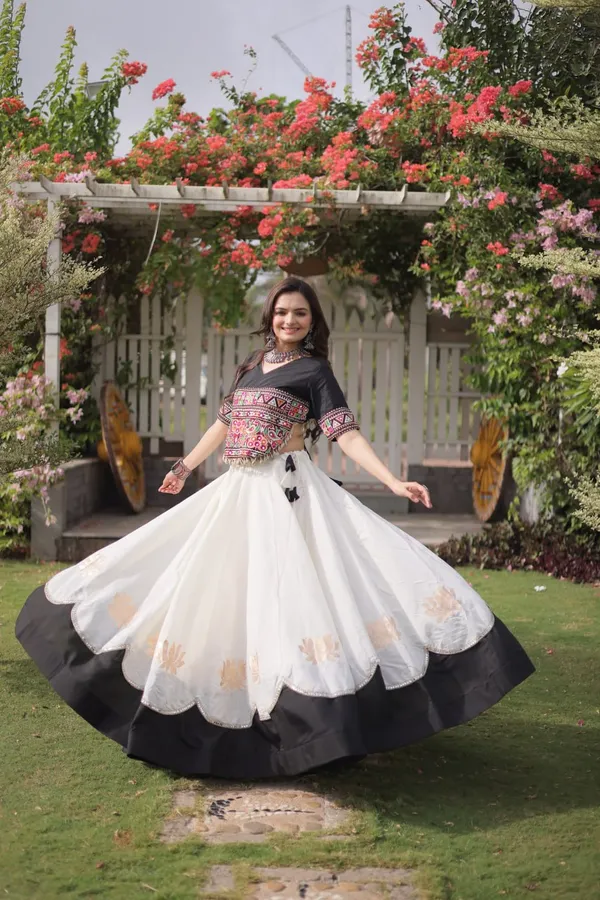 Women's_White_Flared_Cotton_Lehenga_with_Black_Border_&_Kutch_Embroidered_Blouse