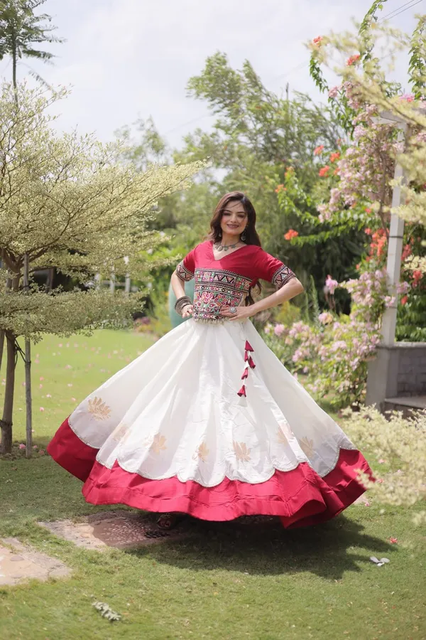 Women's_White_Flared_Cotton_Lehenga_with_Red_Border_&_Kutch_Embroidered_Blouse_&_NAVRATRI_LEHENGA_CHOLI