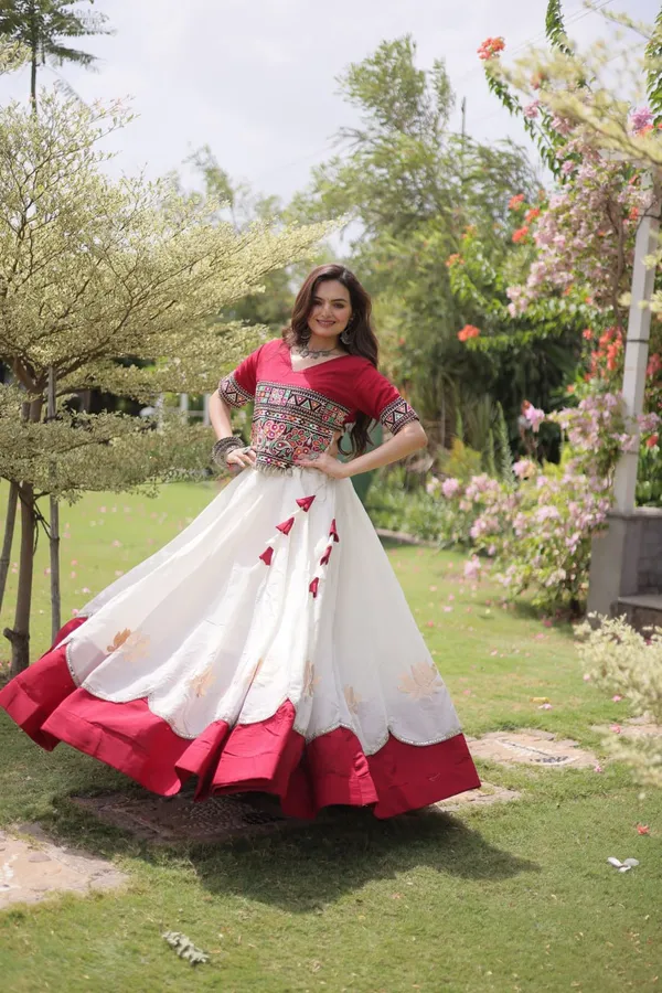 Women's_White_Flared_Cotton_Lehenga_with_Red_Border_&_Kutch_Embroidered_Blouse_&_NAVRATRI_LEHENGA_CHOLI