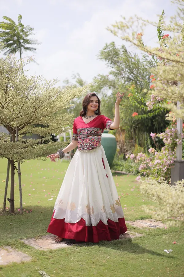 Women's_White_Flared_Cotton_Lehenga_with_Red_Border_&_Kutch_Embroidered_Blouse_&_NAVRATRI_LEHENGA_CHOLI
