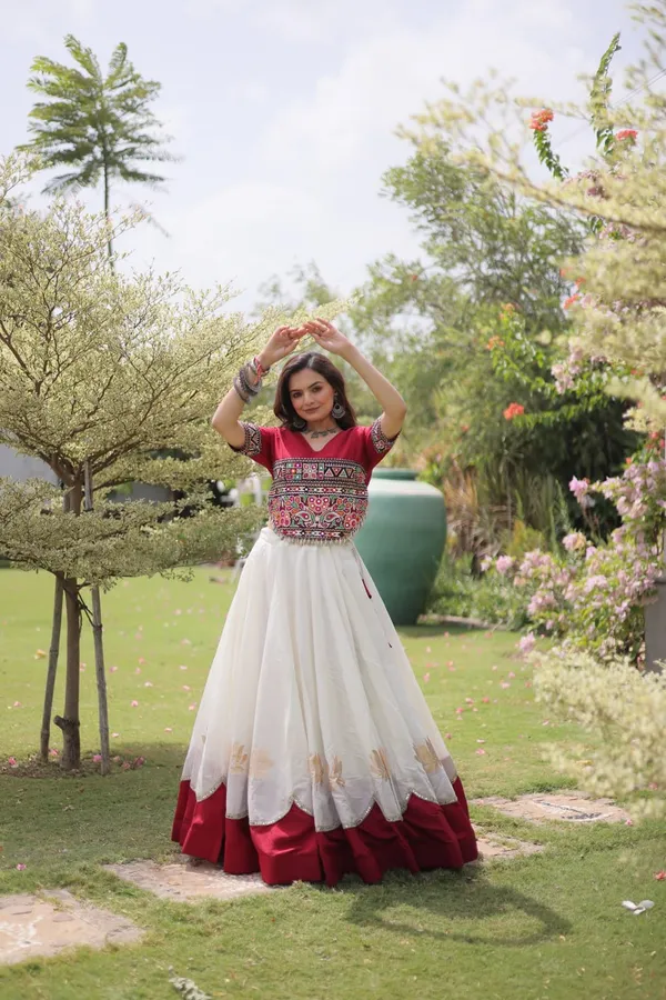 Women's_White_Flared_Cotton_Lehenga_with_Red_Border_&_Kutch_Embroidered_Blouse_&_NAVRATRI_LEHENGA_CHOLI