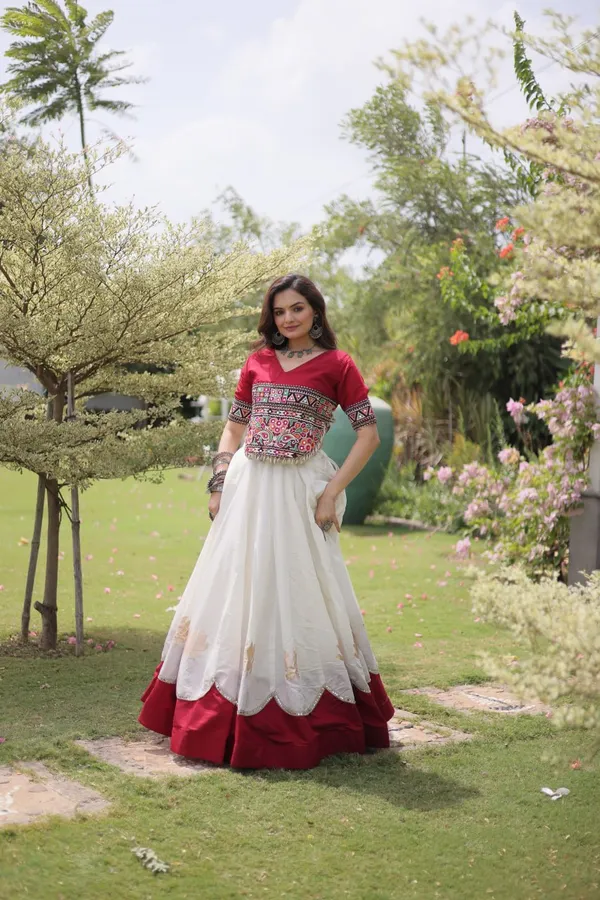 Women's_White_Flared_Cotton_Lehenga_with_Red_Border_&_Kutch_Embroidered_Blouse_&_NAVRATRI_LEHENGA_CHOLI