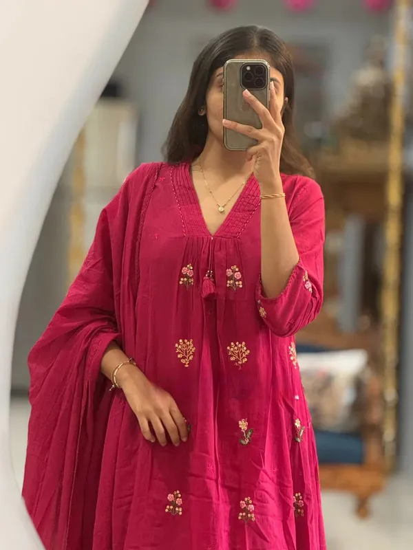 Womens_Magenta_Pink_Embroidered_Kurta_Set_With_Dupatta