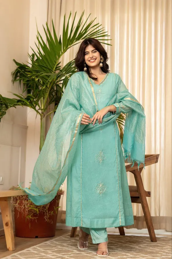 Turquoise_Blue_Embroidered_Georgette_Salwar_Suit_Set_With_Dupatta