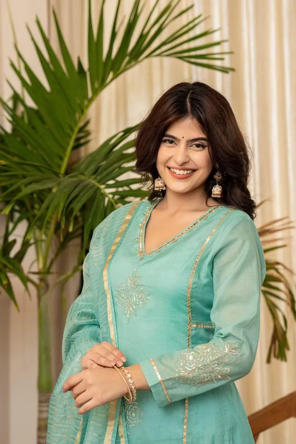 Turquoise_Blue_Embroidered_Georgette_Salwar_Suit_Set_With_Dupatta