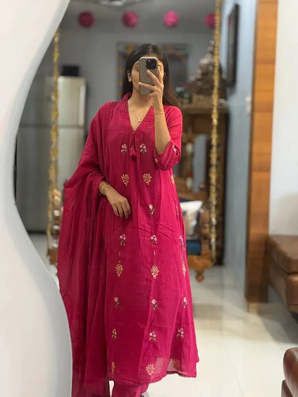 Womens_Magenta_Pink_Embroidered_Kurta_Set_With_Dupatta