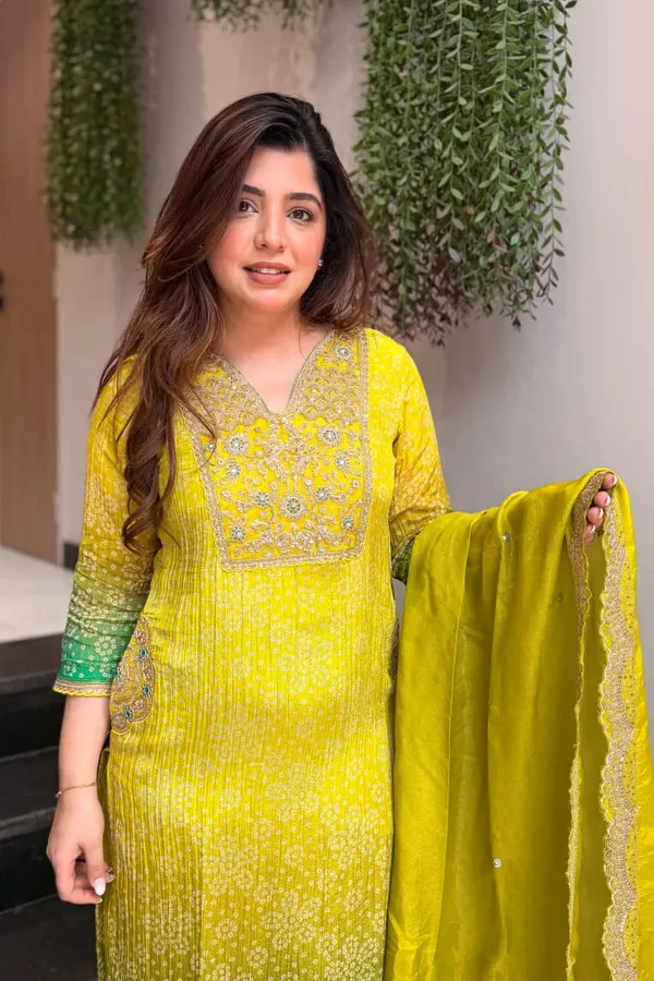 Vibrant_Yellow_&_Green_Ombré_Bandhani_Kurta_Set_with_Dupatta(pista_green)