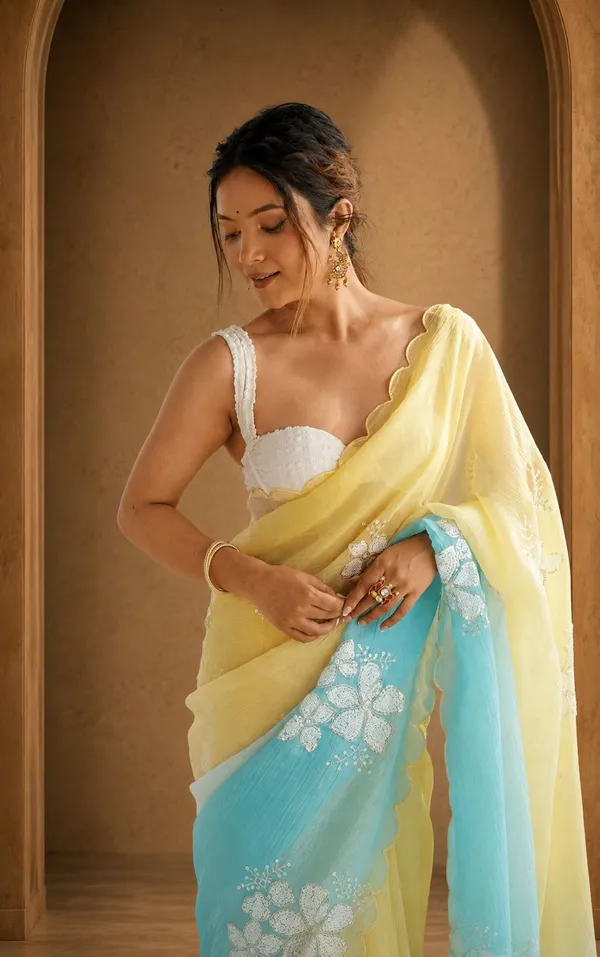 Stylish_Dual_Tone_Jimmy_Chhu_Saree_with_Scallop_Border