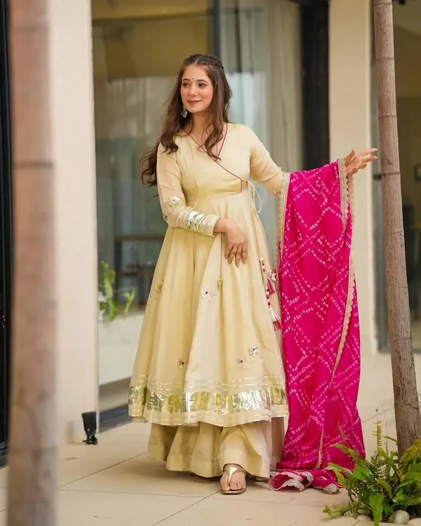 Elegant_Cream_Anarkali_Suit