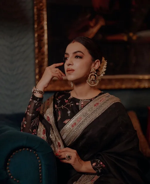 Elegant_Black_Embroidered_Saree