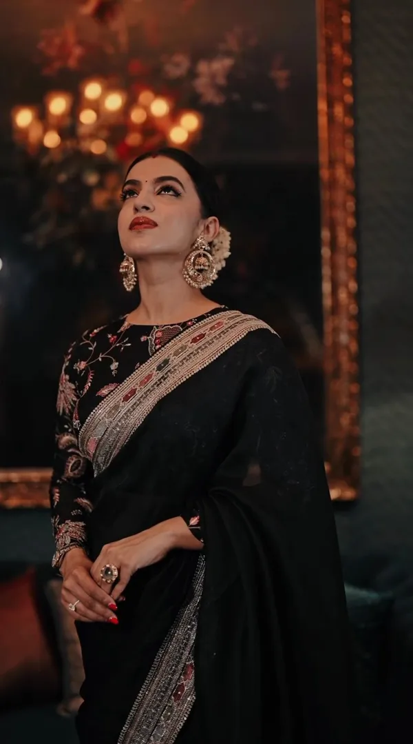 Elegant_Black_Embroidered_Saree